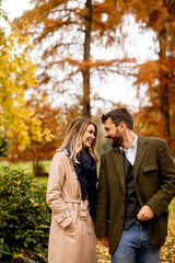 Fototapeta premium Young couple in the autumn park