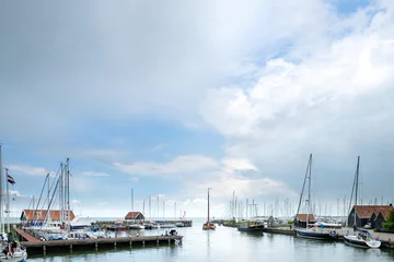 Foto op Plexiglas Een schip loopt de haven van Hindelopen binnen © Holland-PhotostockNL