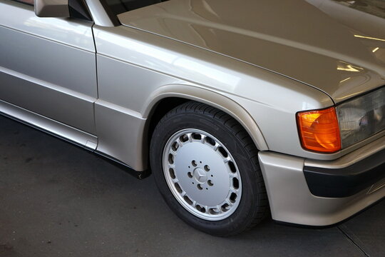 Mercedes 190 E 2.3-16 Limousine mit Leichtmetallfelge der Achtziger Jahre am 22.07.2021 in der Klassikstadt im Stadtteil Fechenheim in Frankfurt am Main in Hessen