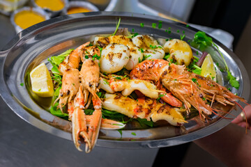 Grigliata di pesce con scampi, gamberi e seppie