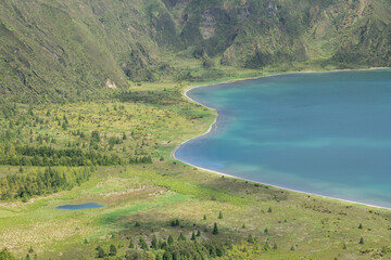Lago volcánico en las Azores azul turquesa