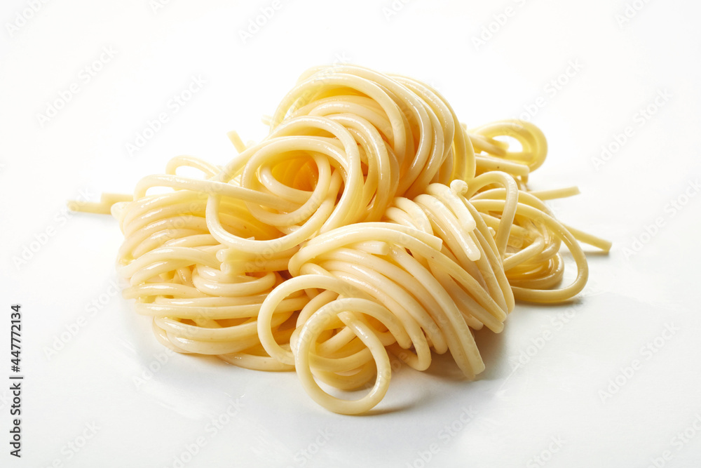 Poster Closeup of a heap of classic spaghetti isolated in the white background