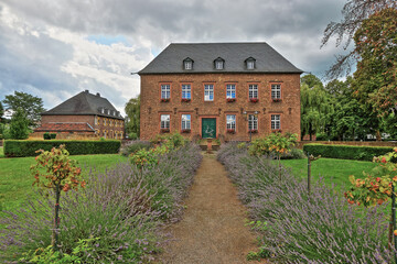 Rathaus und Burg in Niederzier, Wasserschloß als Verwaltungszentrum