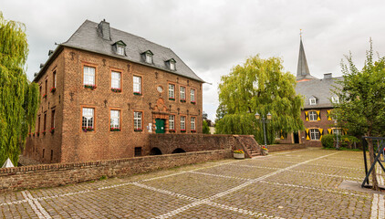 Rathaus und Burg in Niederzier, Wasserschloß als Verwaltungszentrum