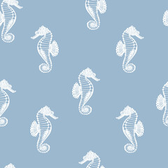 Nahtloser Vektor-Muster mit weißen Seepferdchen auf blauem Hintergrund. Meeresbewohner.