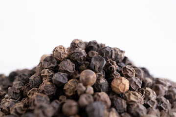 montón de granos de pimienta negra entera