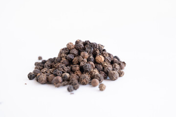 montón de granos de pimienta negra entera