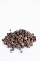 montón de granos de pimienta negra entera