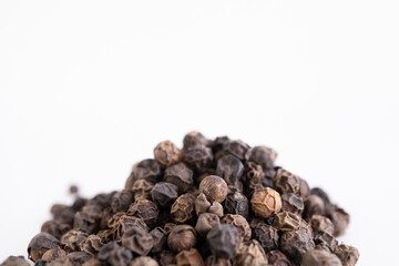 montón de granos de pimienta negra entera