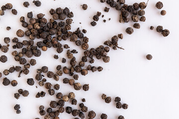 granos de pimienta negra entera 