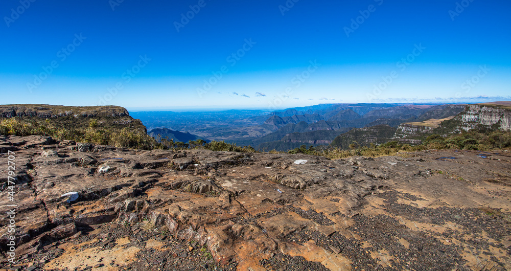 Poster Paisagem com vale e montanhas na serra catarinense, Brasil.