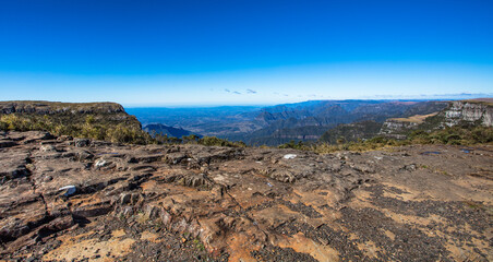 Paisagem com vale e montanhas na serra catarinense, Brasil.