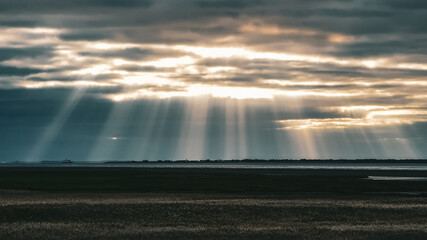 Sonne bricht durch Wolken