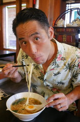 ラーメンを啜る