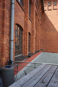 Mülleimer auf einer Dachterrasse mit alter Fassade aus rotem Backstein in der Klassikstadt im Stadtteil Fechenheim in Frankfurt am Main in Hessen