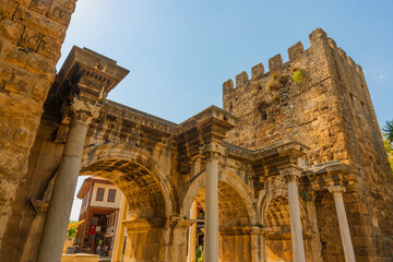 Obraz premium ANTALYA, TURKEY: Adrian Gate. Antique ancient construction of marble and limestone.