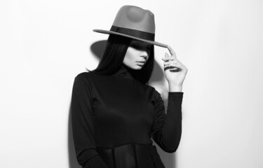 fashion black and white portrait of brunette girl in Hat