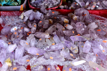 Pedazos de piedra coartadas a la venta. Piedra ágata cortada para vender en mercado de artesanias.