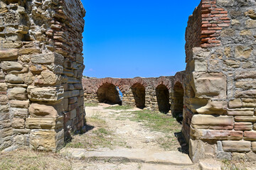 Burg Rodoni Castle am Kepi i Rodonit, Ruine mit Burgmauer bei blauem Himmel im Sommer in Albanien