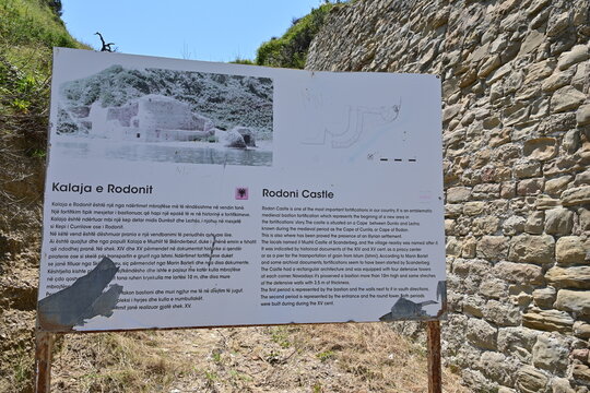 Infotafel an der Burg Rodoni Castle in Tirana Kepi i Rodonit