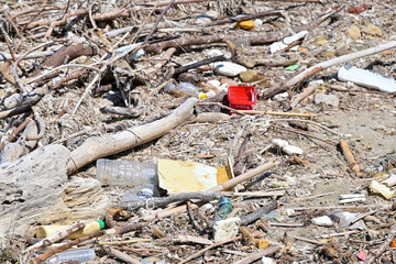 Umweltverschmutzung durch Müll von weggeworfenes Plastik Treibgut Meer, Strand