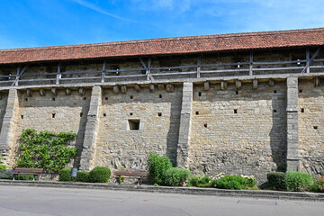 Fototapeta na wymiar Blick auf die Stadtmauer im Klingenschütt in Rothenburg ob der Tauber