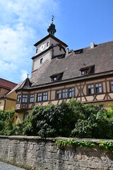 Fototapeta na wymiar Fachwerkhaus und Kirchturm in Rothenburg ob der Tauber