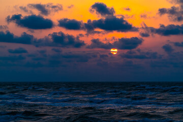 Obraz premium Colorful dramatic sunset on the coast