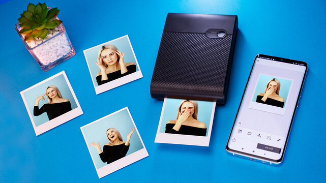mobile photo printer. Printing photos from a smartphone