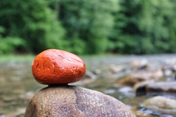 piękny czerwony kamień na rzece Wisła - obrazy, fototapety, plakaty