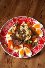 Rindfleischsalat vom Brustkern mit buntem Gemüse, Ei und Senfvinaigrette | Rezept mit Rinderbrustkern