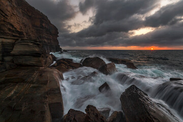Obraz premium a rocky beach next to a body of water