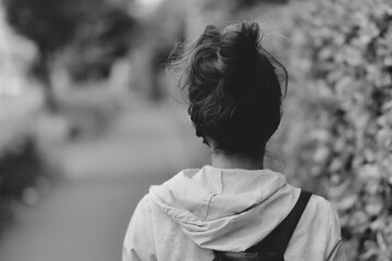 歩く女性の後ろ姿