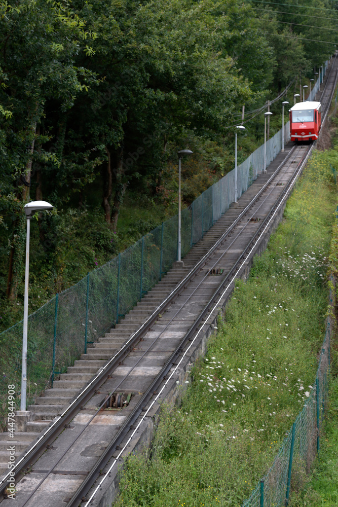 Wall mural traveling in a zipper train