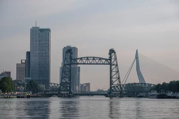 Photo sur Plexiglas Pont Érasme City of Rotterdam downtown skyline at dusk in South Holland, Netherlands, Erasmus Bridge