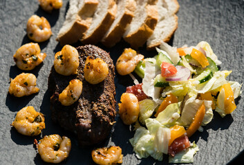 Surf and Turf - gegrilltes Rinderfilet und White Tiger Garnelen