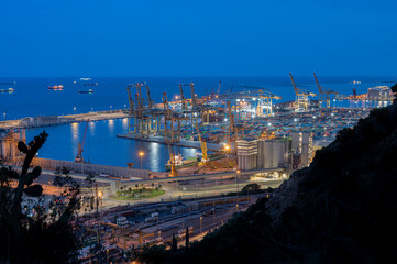 Obraz premium Night cityscape of the port of Barcelona