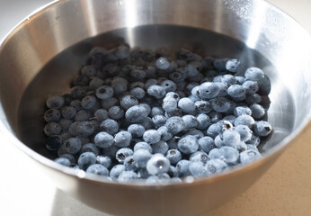 ボウルの水の中のブルーベリー