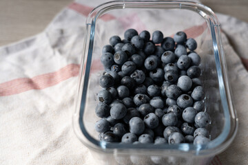 ガラスの器に入った新鮮なブルーベリー