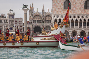 Venezia. Battello della Regata Storica sfila sullo sfondo di Piazza san Marco