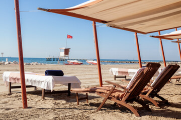 Lido di Venezia. Lussuosa cabina da spiaggia con telo lettino e poltrona