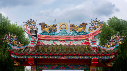 Obraz premium Dragon fish statue decorate on the roof of Chinese Temple