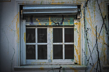 Fototapeta na wymiar old window