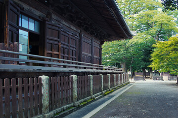 憩いの場でもある日本の伝統的な寺院	