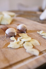 Fototapeta na wymiar Garlics in a wooden cutting board waiting to be cooked 