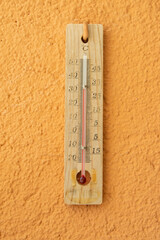 Antiguo termómetro de mercurio colgado en la pared marcando alta temperatura en verano - obrazy, fototapety, plakaty