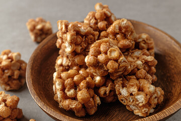 Sweet and crunchy snack coated with starch syrup