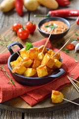 Patatas Bravas mit scharfer Chili-Sauce, ein Klassiker unter den spanischen Tapas-Gerichten –...