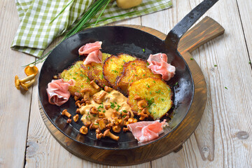 Resche Kartoffelpuffer mit Pfifferlingen in Rahmsoße und Südtiroler Speck  in der Eisenpfanne...