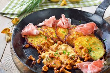 Resche Kartoffelpuffer mit Pfifferlingen in Rahmsoße und Südtiroler Speck  in der Eisenpfanne...